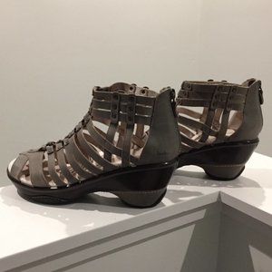 Jambu Women's 8M SUGAR Sport Wedge, Taupe